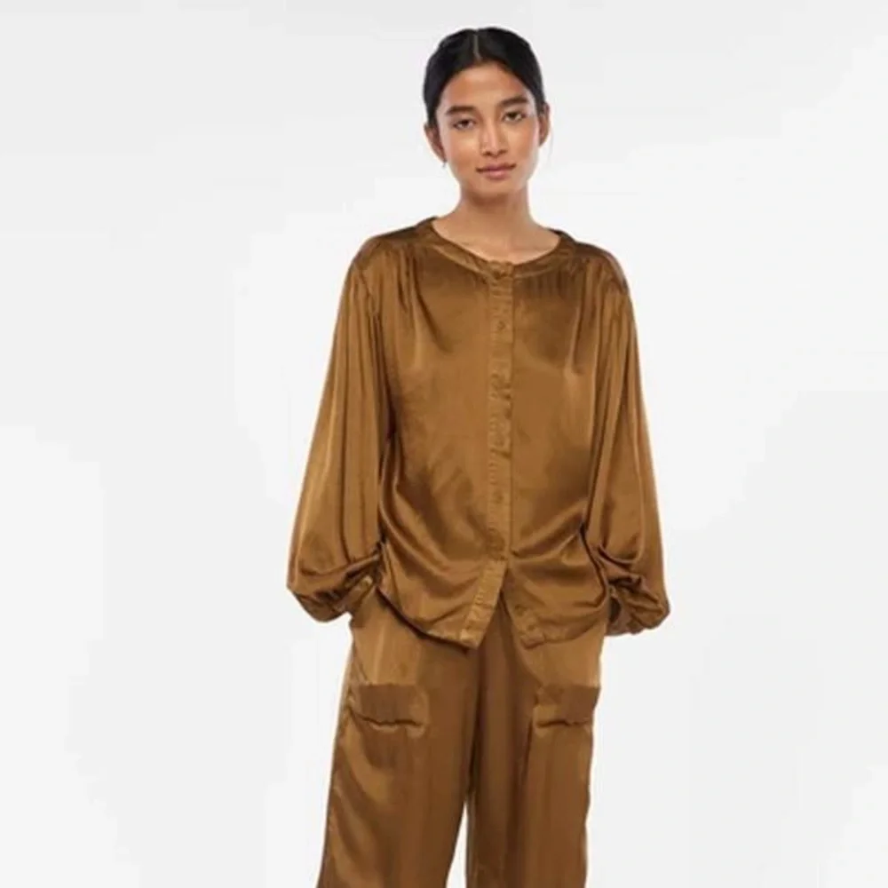 LACAUSA x Anthropologie NWT Devi Satin Blouse in Sativa M - Picture 2 of 5